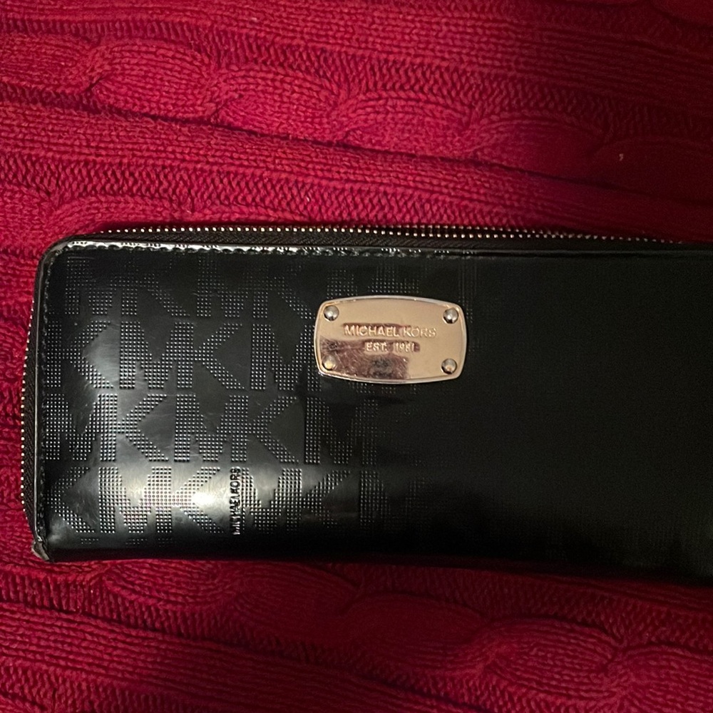 Michael Kors Black Jetset Wallet. It’s in pretty good used condition.